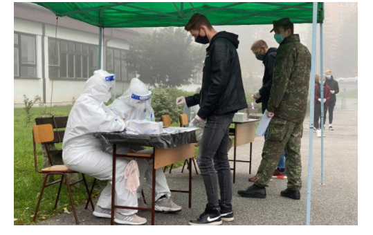 vincentglad's tweet photo. Un institut anglais publie une étude sur la campagne de tests massive en Slovaquie (3,6m de personnes testées en un week-end). Et en tire trois enseignements :
- Le succès de l'alliance entre nouvelles et anciennes techno: tests antigéniques et attestation papier après le test https://t.co/swfEoHXatf
