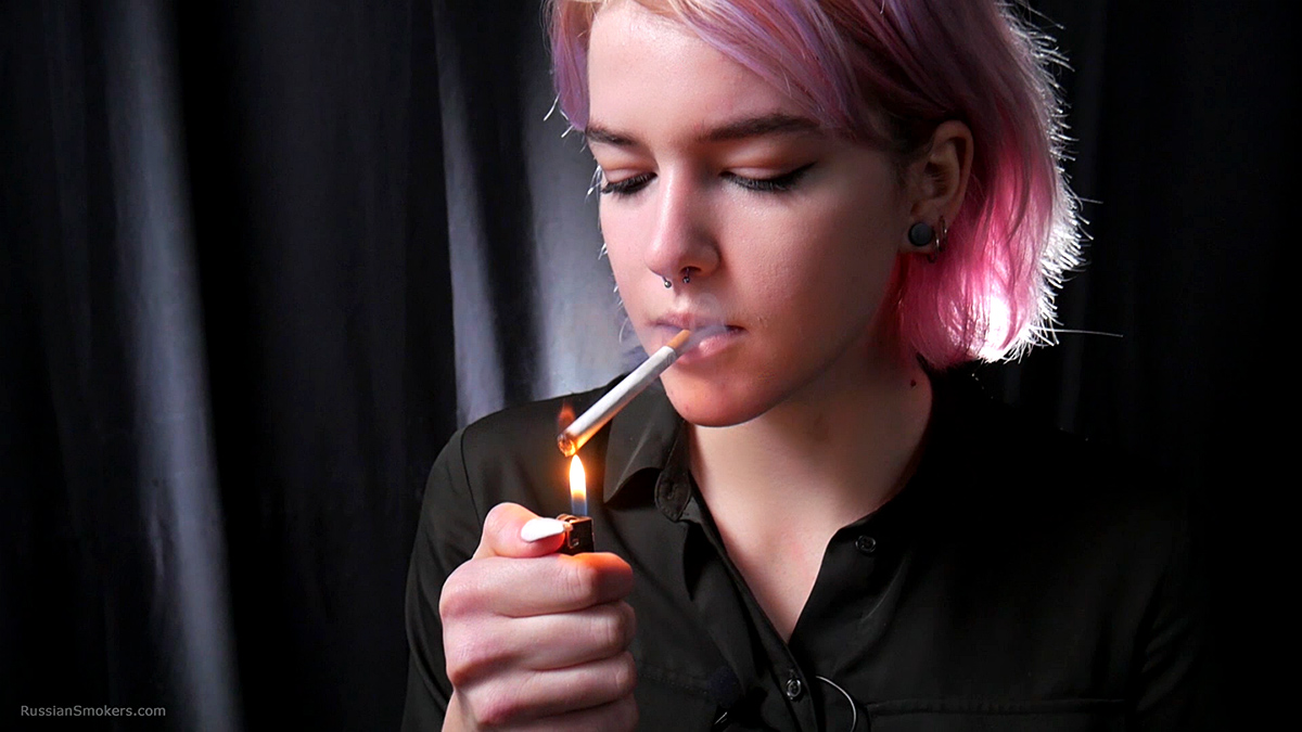 Эш голливуд 2020. Кейла рэдван. She smokes a lot. She smokes a lot. She smokes a lot.