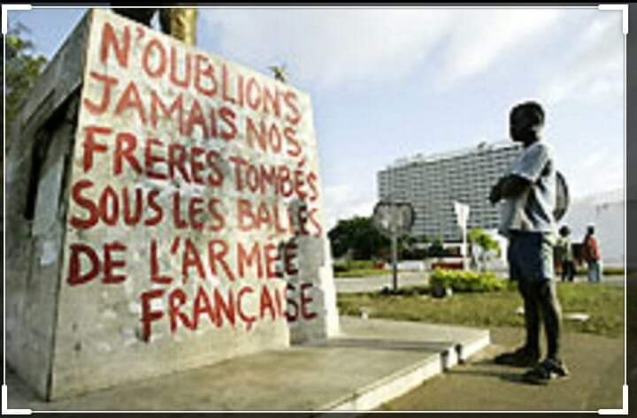 🇨🇮Les 8 et 9 novembre 2004, plusieurs milliers d'Ivoiriens sortaient dans les rues, les mains nues, pour exiger la fermeture de la base française du 43ème Bima.
De nombreux jeunes, vieux, femmes et enfants perdirent la vie ce jour là, ne les oublions pas❤️
survie.org/billets-d-afri…