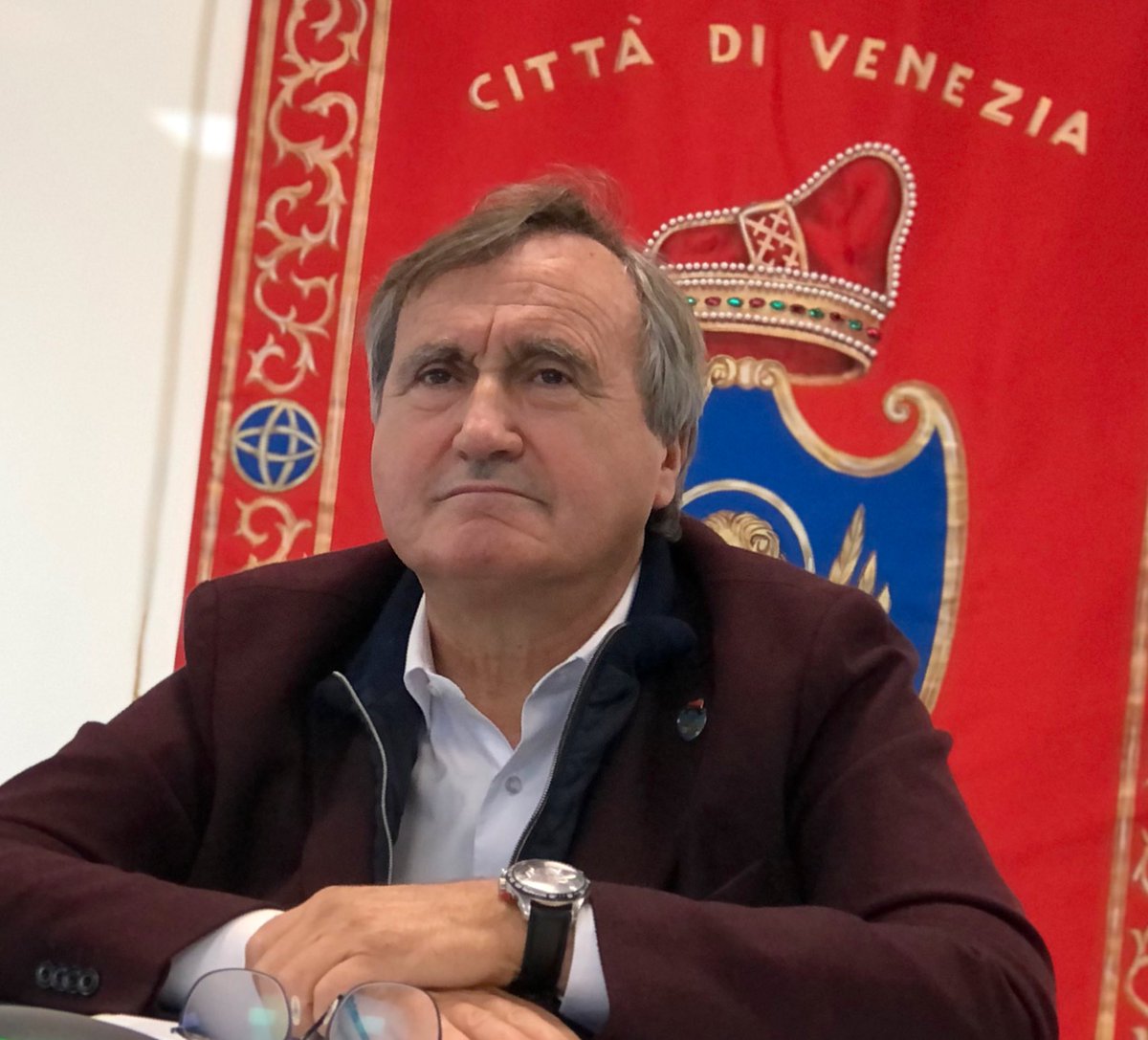 LuigiBrugnaro's tweet photo. #ConsiglioComunale | Oggi ribadiamo un principio di libertà perché quanto sta avvenendo a me,non possa succedere ad altri domani.
Siamo una città democratica, dove vige il principio del diritto e della legalità per chiunque decida di investire qui, creando nuovi posti di lavoro. https://t.co/yVgjNgSrBT