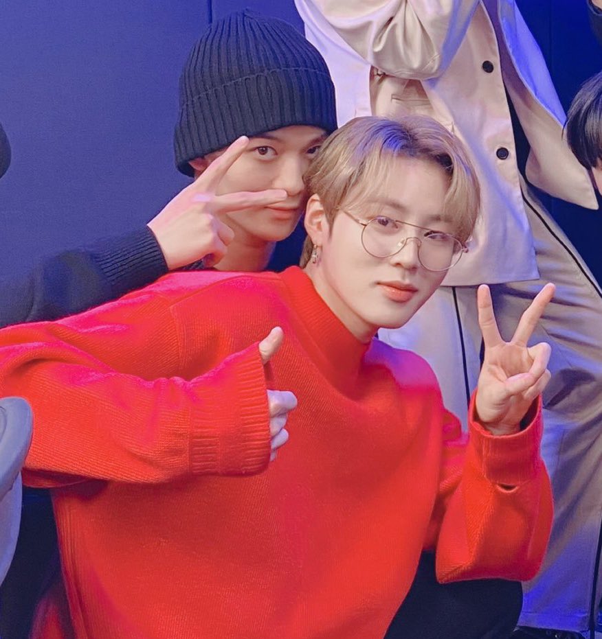 4ever_hsw's tweet photo. 👍따봉도 하고 싶고 ✌️브이도 하고 싶은 떵웅

2019                             2020 https://t.co/AgJhgJuDxd