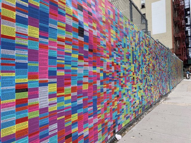 Oaza_spokoju2's tweet photo. "Wall of lies" w Nowym Jorku.

Ta ściana, to instalacja artystyczna składająca się z ponad 20 tys.karteczek, na których zapisano wszystkie kłamstwa, fałszywe oświadczenia i fake njusy Trumpa. Projektem opiekuje się Radio Free Brooklyn.
Mega wrażenie. https://t.co/0GHBxPl6rB