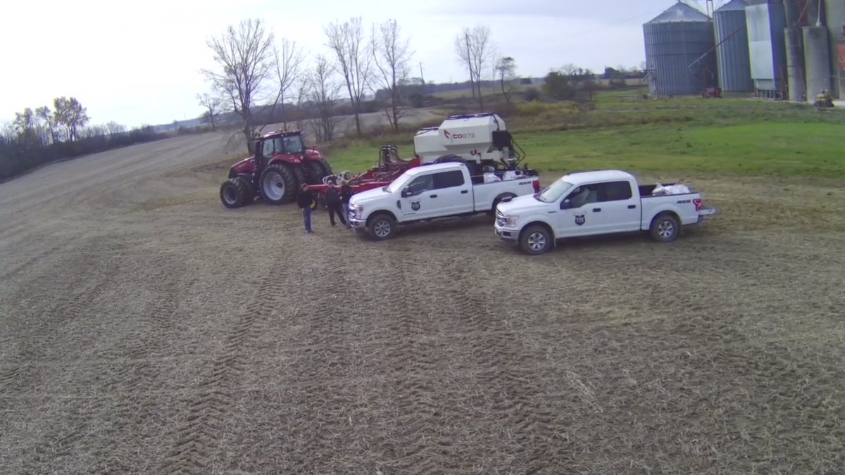 Getting ready! #plot21 <a href="/ParrishHeimbeck/">Parrish & Heimbecker, Ltd</a> #Kerwood #Glencoe team with a little help from K.C. Stay tuned more to come.