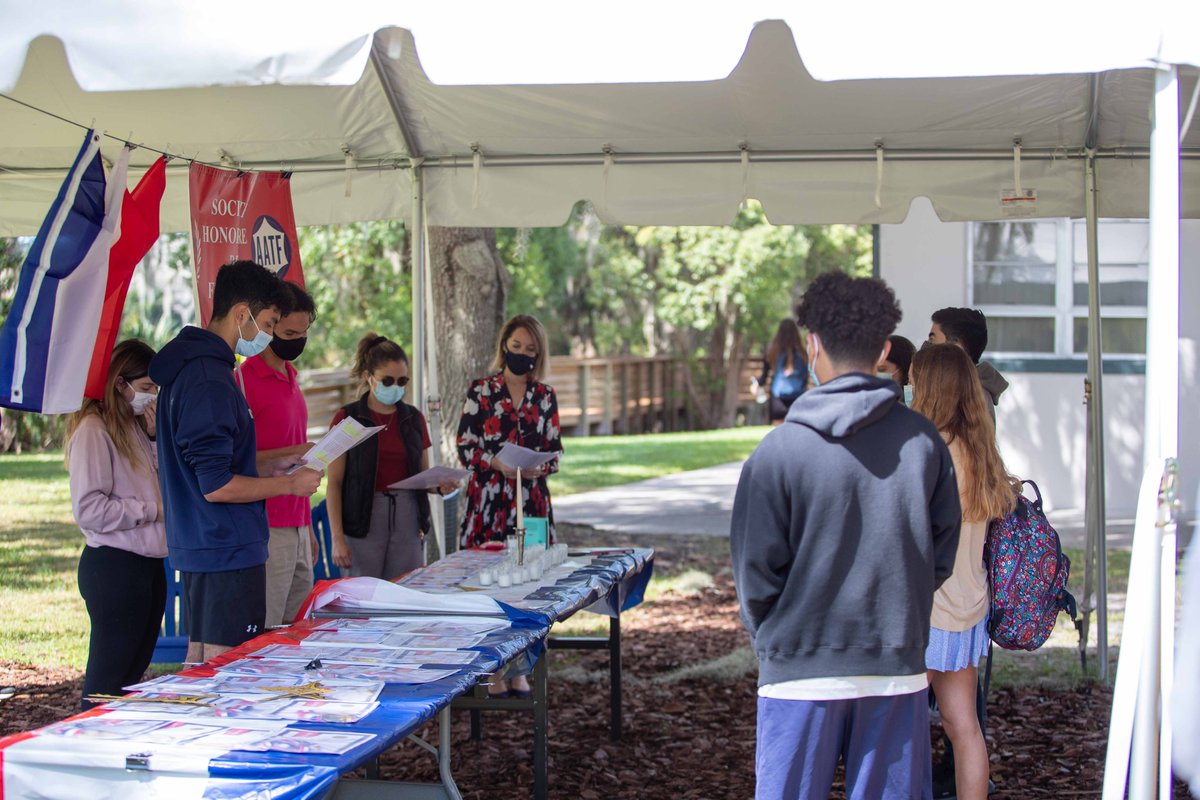 TrinityPrepFL's tweet photo. On Monday, 31 french students were inducted into the French Honor Society. After lighting their candles and repeating the FHS motto "L'homme qui sait deux langues en vaut deux" the inductees received their certificates and FHS pins! #TPSlearns https://t.co/cKDdoR4lsQ