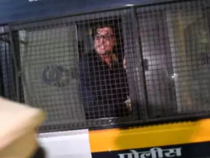 timesofindia's tweet photo. Fake images and threat of 'live telecast' of Arnab's arrest? 

https://t.co/68f9CNCC5W https://t.co/3H5thaGXhm
