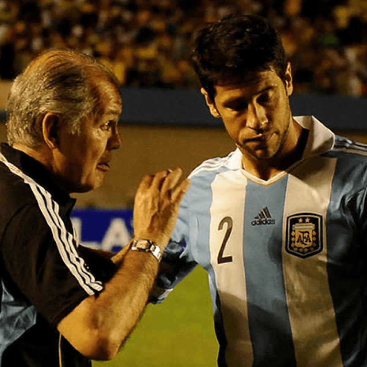 Feliz cumple Alejandro! Docente y decente. Siempre. Nos enseñó a no subestimar el cariño, y a entender que sin equilibrio emocional no se construye nada. Genio, buen tipo, inteligente y sensible. Todo eso.