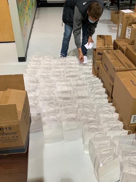 EVMSedu's tweet image. Students volunteering with our LIFT Community-Engaged Learning initiative recently partnered with with Jaime Rhoades and the LIFT Fitness Foundation to make 150 hygiene kits that will be donated to those experiencing homelessness. #community #communityengagedlearning