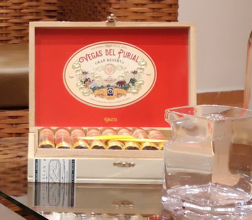 SikereiH's tweet photo. Vi continued...Pairing Premium Cigars + @_HavanaClub Iconic
Good friends, exquisite Habanos and Rum always in Galiano 121.
#Cuba #G121 #cigarlifestyle #topcigars #humidorlife #Connoisseur #cigarssommelier #Cigarcollector #premiumcigar #cigarlovers #handmadehumidor #unique https://t.co/ycRrF4q3zd