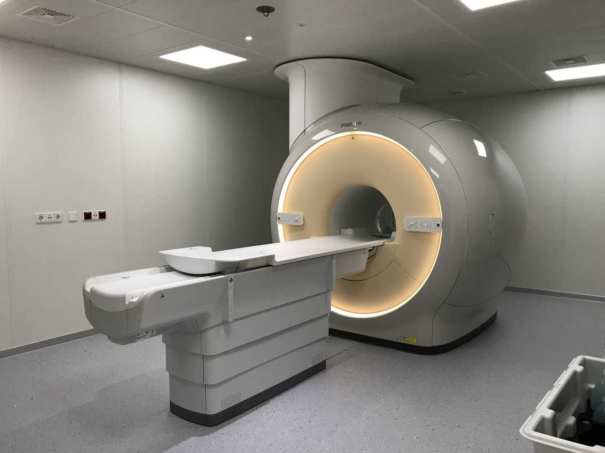 Dag van de #klinischfysicus. De ontwikkeling van een gecombineerde PET- en MRI-scanner is hoogstaande technologie. Die MRI-scanner past niet door de deur, maar wordt via het dak bezorgd. <a href="/CasperBeijst/">Casper Beijst</a> #nvkf #idmp2020