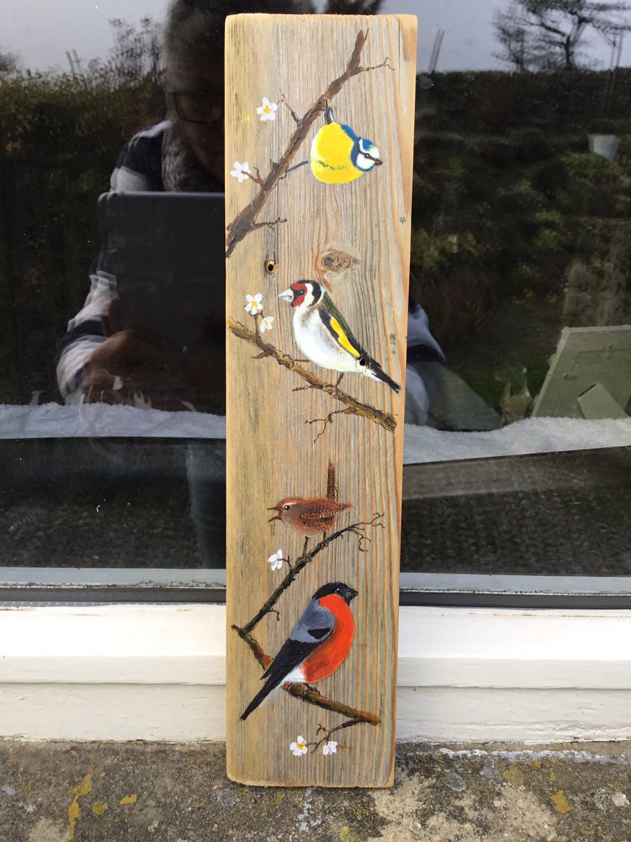 juliatetley's tweet photo. Completed piece today for a lovely lady who loves her garden birds......#Bullfinch #Goldfinch #BlueTit #JennyWren. Approx 12 inches/32cms high. Acrylic paints on recycled fence wood....#KeepingBusyInLockdown https://t.co/lt7bcHXS4D