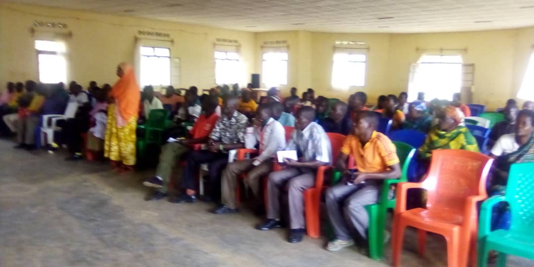 #Burundi 5/11/2020,Ubuserukizi bw'umugambwe <a href="/CnddFdd/">CNDD-FDD</a> muri komine #Kayanza,bwatunganije inama yabereye mu mazone yose mu ntumbero yo
Gukomeza amanamanshingiro,
Kubumbatira amahoro n'umutekano no
Kwitwararika ibikorwa vyo kwiteza imbere  nkuko #Letamvyeyi ibisaba.
<a href="/GeneralNeva/">SE Evariste Ndayishimiye</a>