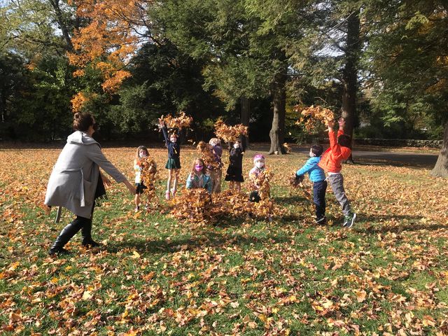 ErieDaySchool's tweet photo. "Happiness is a pile of leaves." - Snoopy

Kindergarten and first grade EDS students taking advantage of the beautiful weather! https://t.co/MyK4zsTKD4