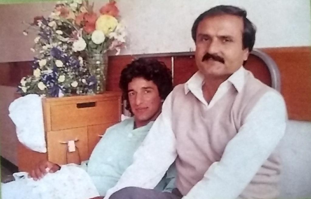 CaughtAtPoint's tweet image. 1. At the end of the fourth day of the '87 Oval Test Wasim Akram felt lethargic and had severe abdominal pain. He was rushed to hospital by the player-cum-manager – Iqbal Qasim. Doctor diagnosed appendicitis and went for the operation immediately... 
#ThrowbackThursday 
@qas58
