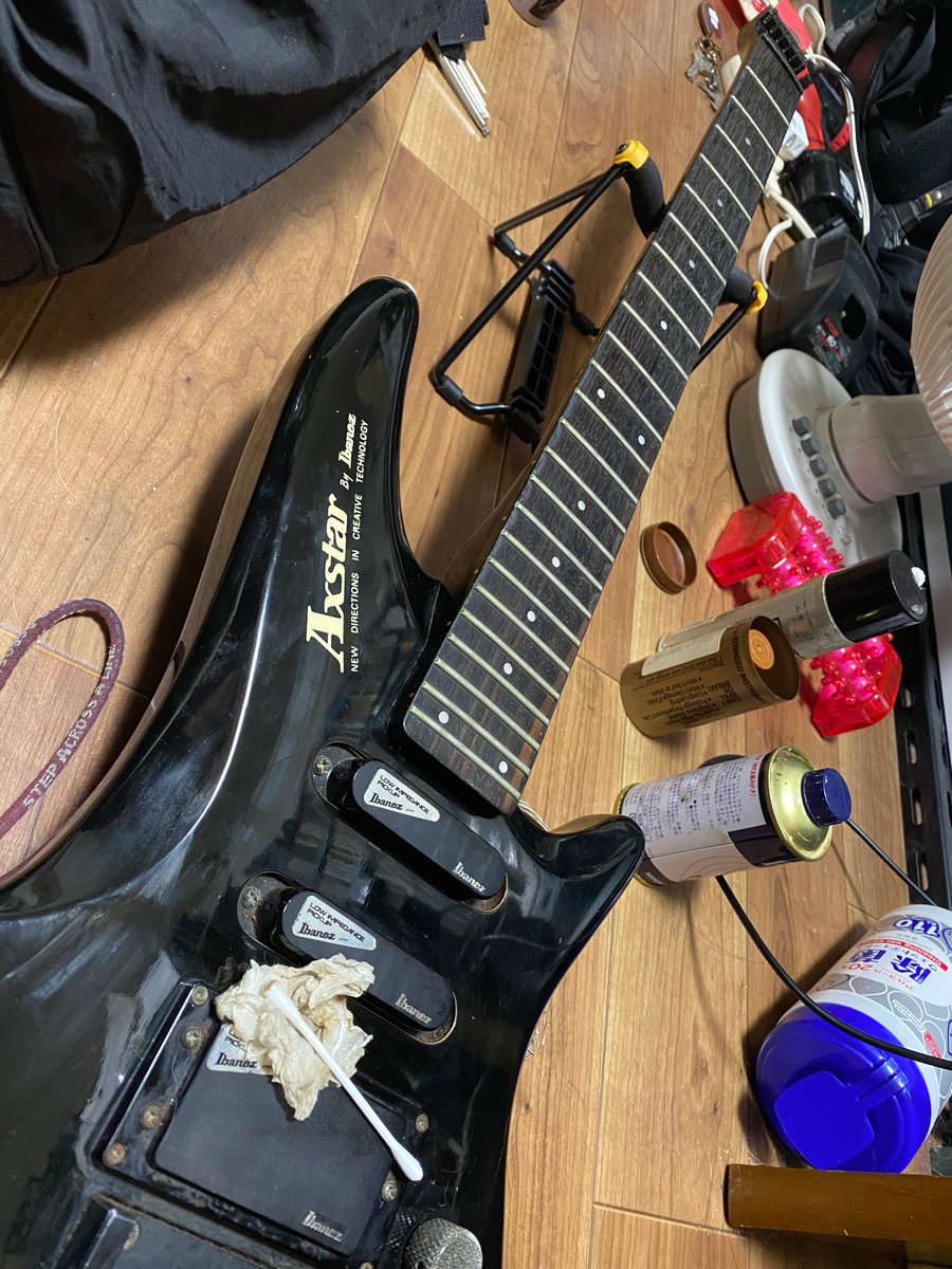 masao_SoloBass's tweet photo. 最近Ibanezはまたヘッドレスを出してるけど、これは’80年代のヘッドレス・ギター、Axstar AX75。弦交換のついでに指板とフレットのお掃除。ピカピカで大満足。
#ibanez #axstar #ax75 https://t.co/zDOzt32WRx