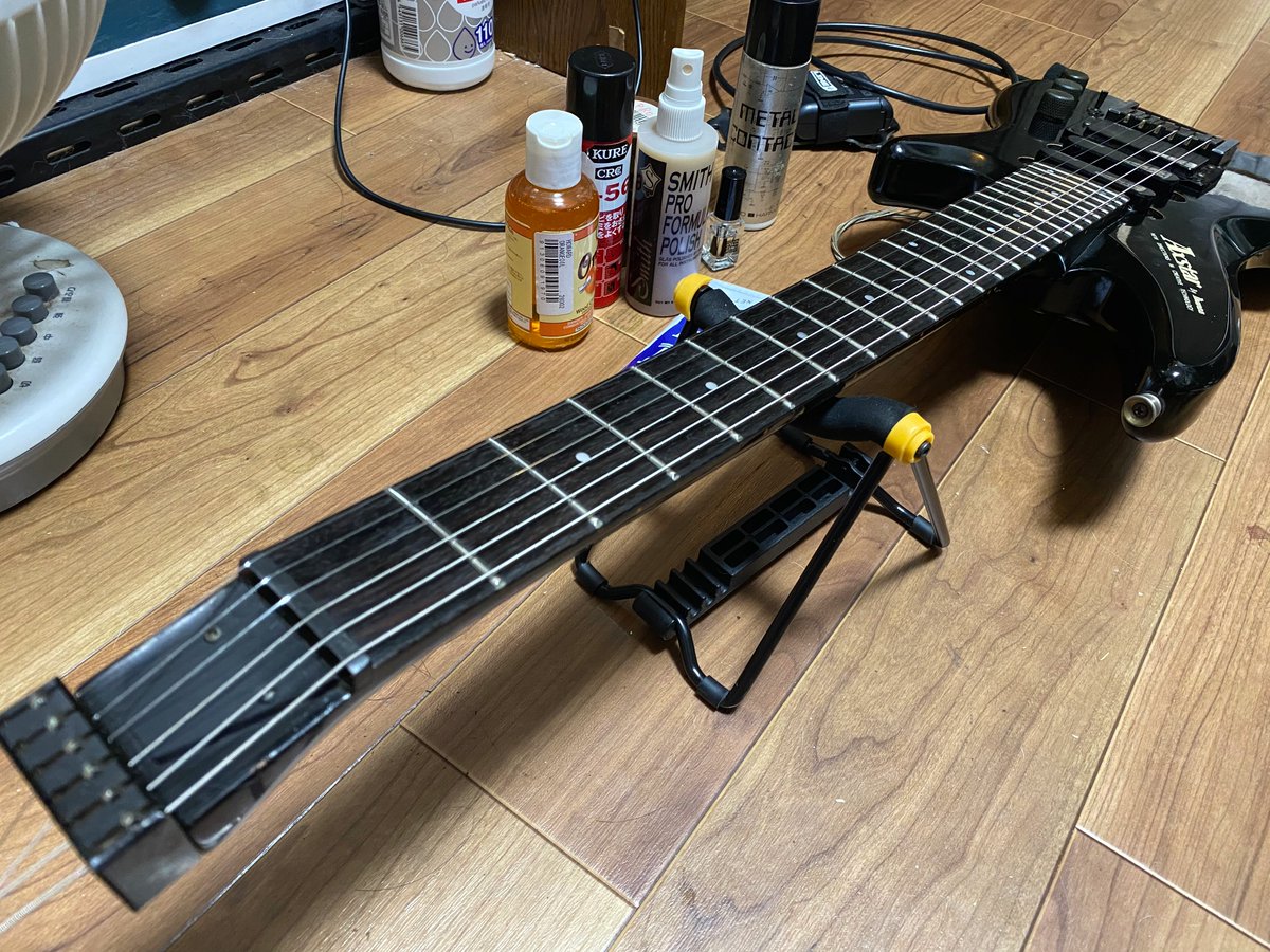 masao_SoloBass's tweet photo. 最近Ibanezはまたヘッドレスを出してるけど、これは’80年代のヘッドレス・ギター、Axstar AX75。弦交換のついでに指板とフレットのお掃除。ピカピカで大満足。
#ibanez #axstar #ax75 https://t.co/zDOzt32WRx