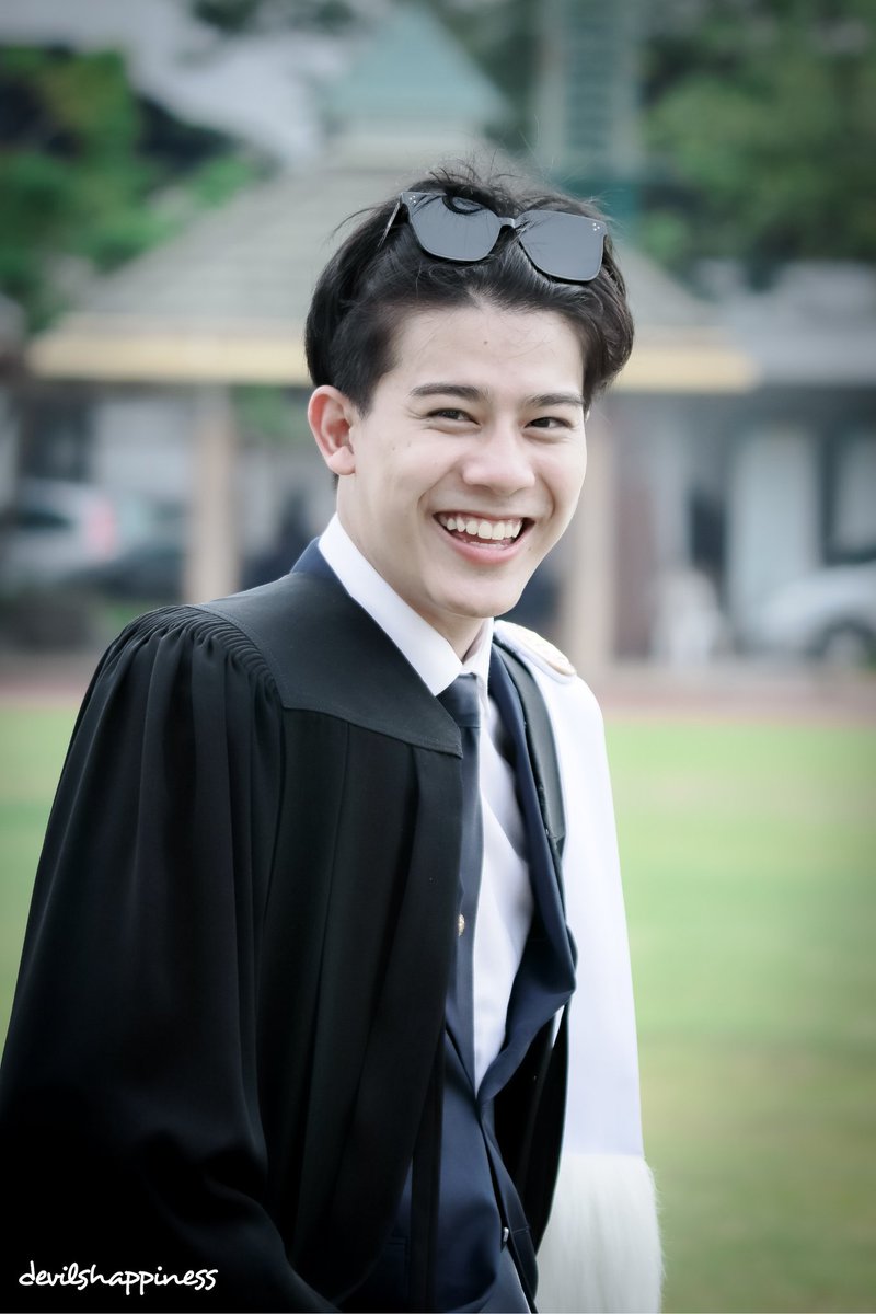 devilshappiness's tweet photo. ยังติดค้างรูปคุณบัณฑิตคนนี้เยอะเลย
@tonnaaam 

#Tonnaaam
#UltimateTroop
#TonnamGraduated https://t.co/BUrFaFzprL