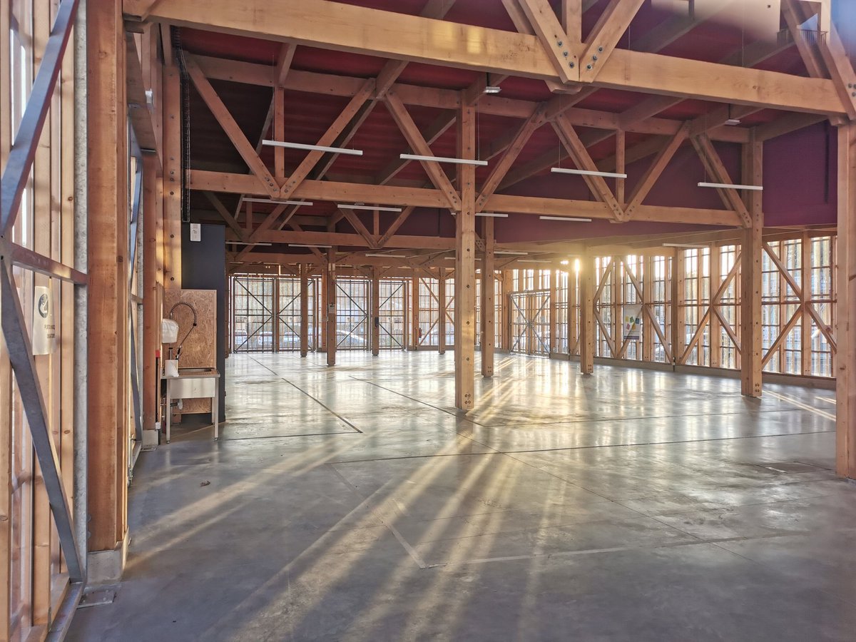 Soleil couchant dans La Halle de Billère
#villebillere, #lahalledebillere, #billere