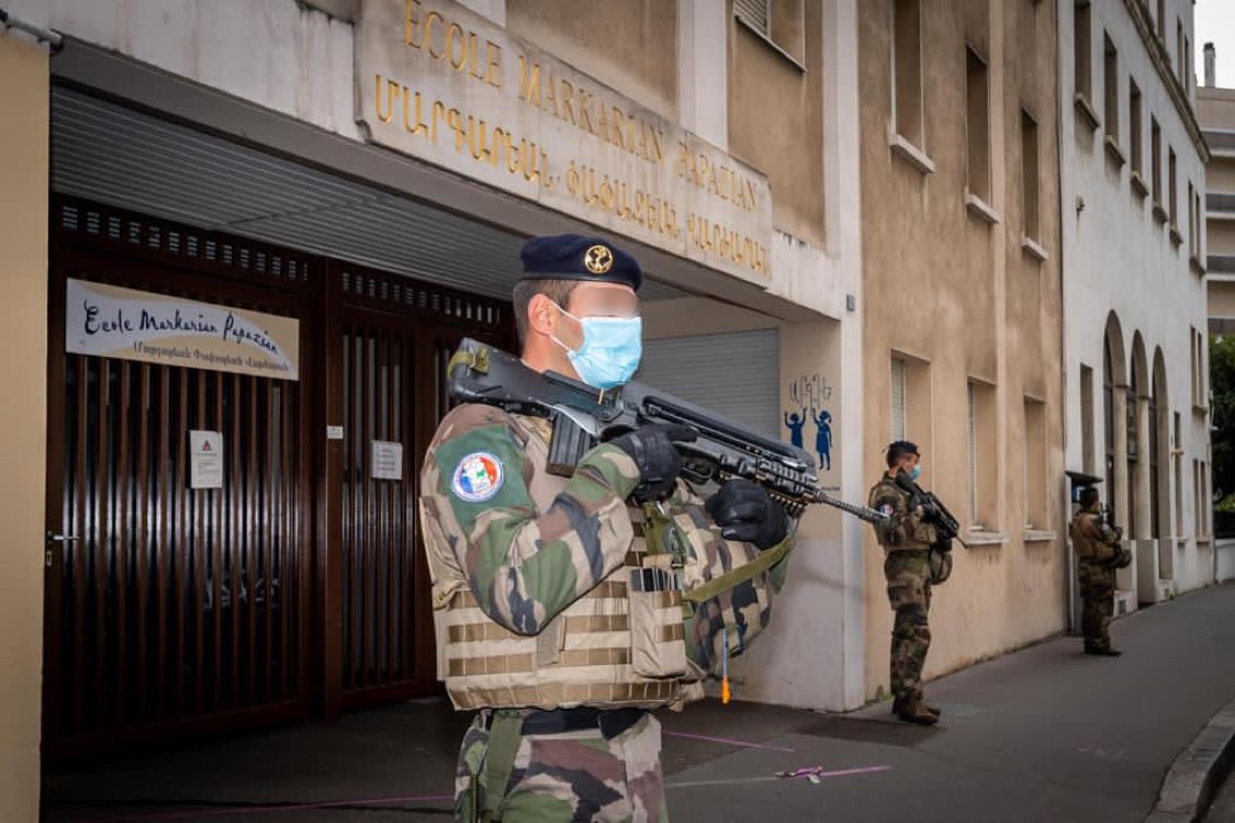 prefetrhone's tweet photo. Face aux tentatives d’intimidation dont sont victimes nos compatriotes d’origine arménienne, le préfet a demandé le renforcement de la présence de la @PoliceNat69 et des militaires de l’opération #Sentinelle aux abords des établissements scolaires arméniens et des lieux de culte. https://t.co/Qe2c8gkBsy