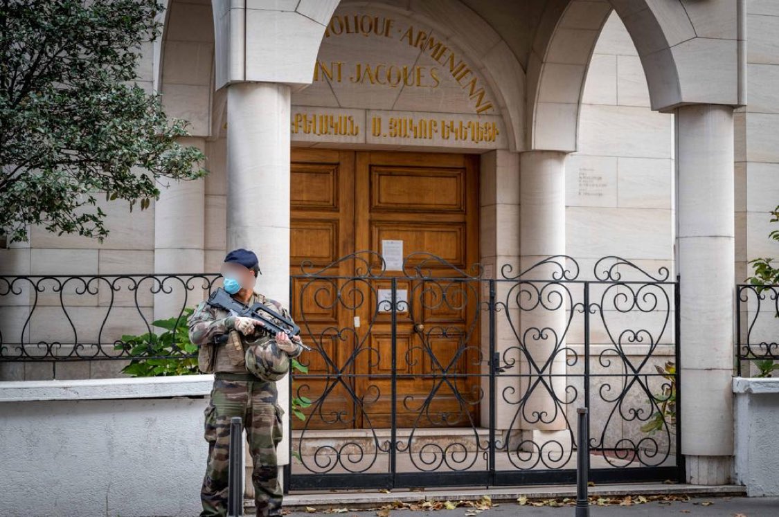 prefetrhone's tweet photo. Face aux tentatives d’intimidation dont sont victimes nos compatriotes d’origine arménienne, le préfet a demandé le renforcement de la présence de la @PoliceNat69 et des militaires de l’opération #Sentinelle aux abords des établissements scolaires arméniens et des lieux de culte. https://t.co/Qe2c8gkBsy
