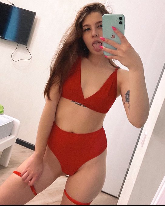 Just me in red ❤️ https://t.co/XiqBERLGWW