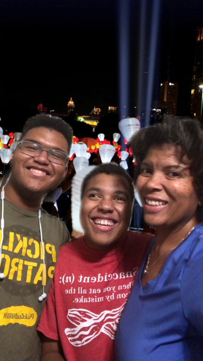 DuquesneLight's tweet photo. Last month, several DLC employees joined together to participate in the virtual #LightTheNight events, supporting @LLSusa. Together, they donated more than $7,000 and raised lanterns honoring and remembering those touched by cancer. Thanks for inspiring us all! #PowerItForward https://t.co/CCMv9AKlNx