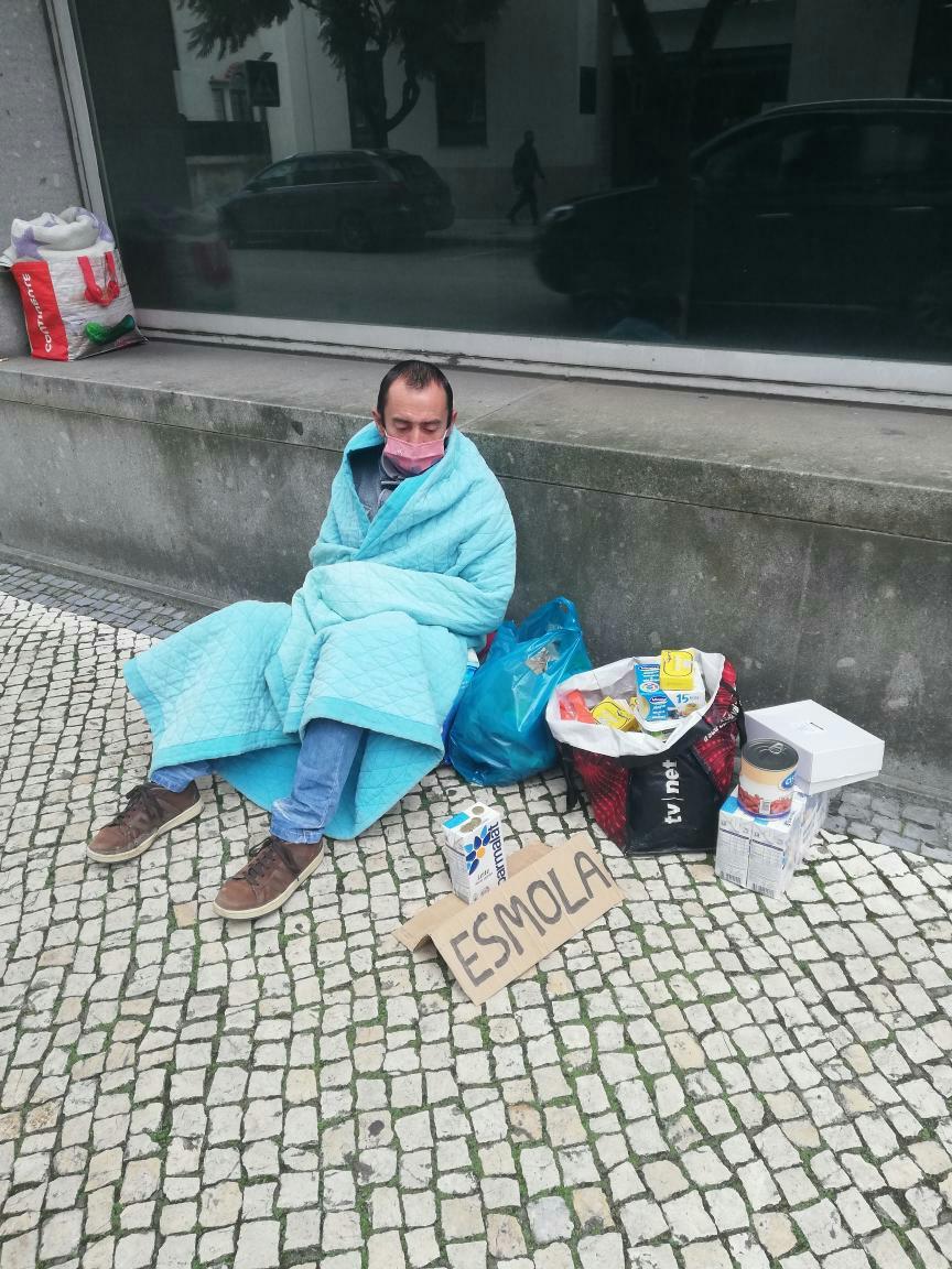 Hj passei várias vezes por este homem e vi ao olhar para ele que precisava de ajuda.
 Fui falar com ele e descobri que ele não tem casa e ninguém para o ajudar.
Enquanto que estava a falar com ele várias pessoas passaram por nós e vi a maneira como as pessoas olhavam para ele*