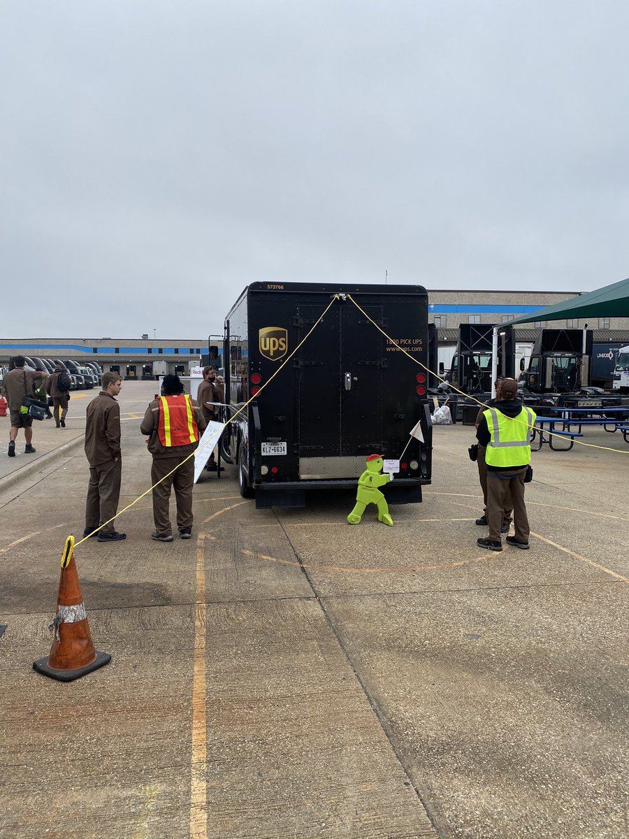 UPSDavidRosenau's tweet photo. Mesquite Richardson guard gate activity. Proper mirror adjustment and backing with dirty camera. NO ONE SAW TIMMY IN THE CAMERA. REDUCE BACKING! IF UNSURE, GET OUT AND LOOK! #UPSRedRiver @TerriGates12 @Garcia_Raphael1 https://t.co/vZc8xPYu5O