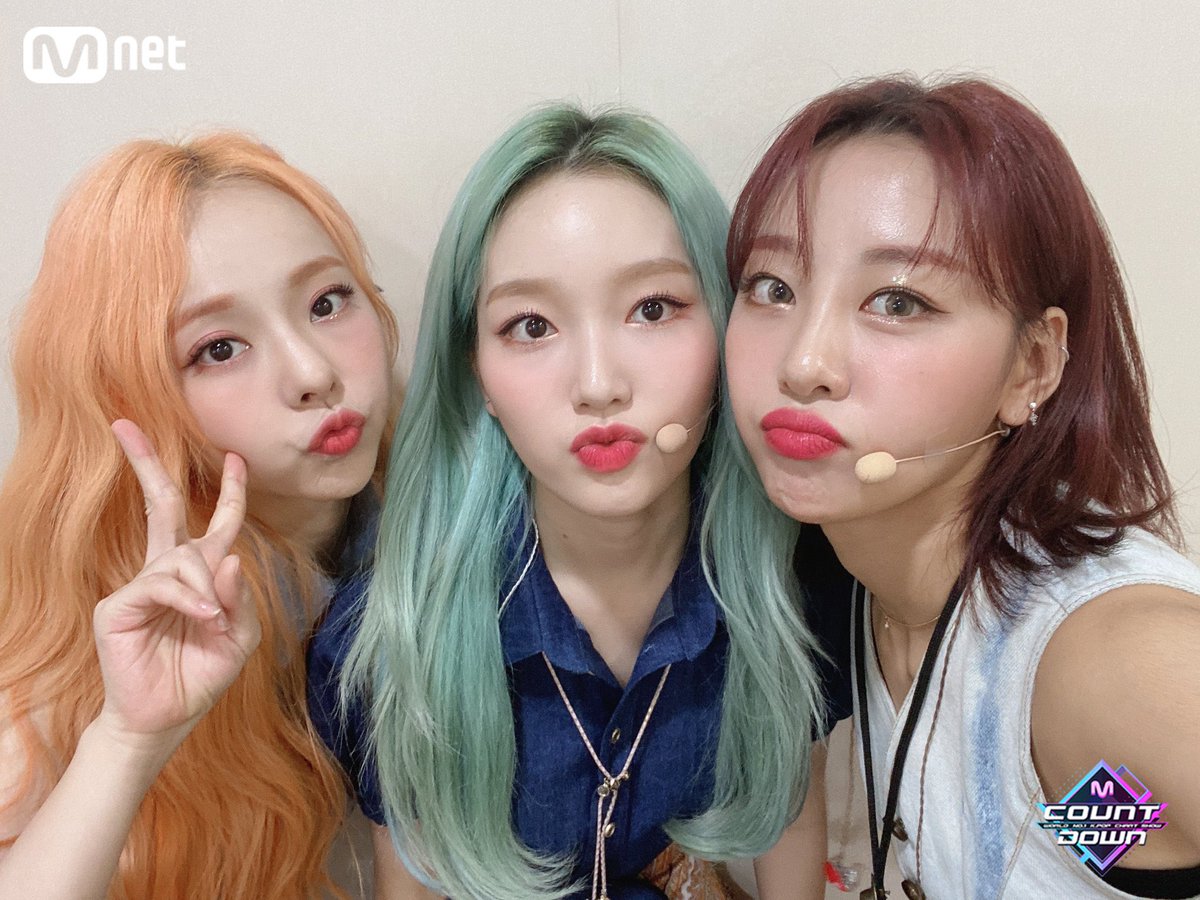 #LOONA MCountdown selfies ☾