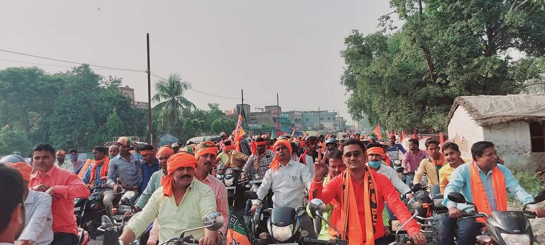 ranumishra93's tweet photo. 04-बगहा विधानसभा से एनडीए समर्थित भाजपा प्रत्याशी श्री राम सिंह जी के समर्थन में आयोजित बाइक रैली एवं रोड शो में @satishdubeyy जी एवं @mkrtiwari_bjp जी के साथ सम्मिलित हुआ।
#भाजपा_है_तैयार #बनेगा_आत्मनिर्भर_बगहा_और_बिहार https://t.co/EyQ41d9ZiZ