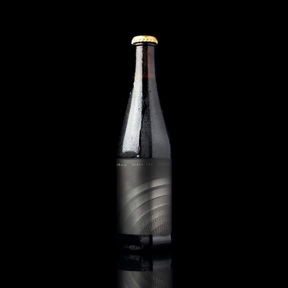 PrincipiaCraft's tweet photo. Descubre el luminoso sabor a naranja, mango, hierba y sutil tostado de Cuásar 3C 47 Black IPA.

Déjate engullir por su exuberante cantidad de lúpulos mosaic y cashmere.

#Cuásar Tan impredecible como su naturaleza. https://t.co/mA9ntbW1Cw