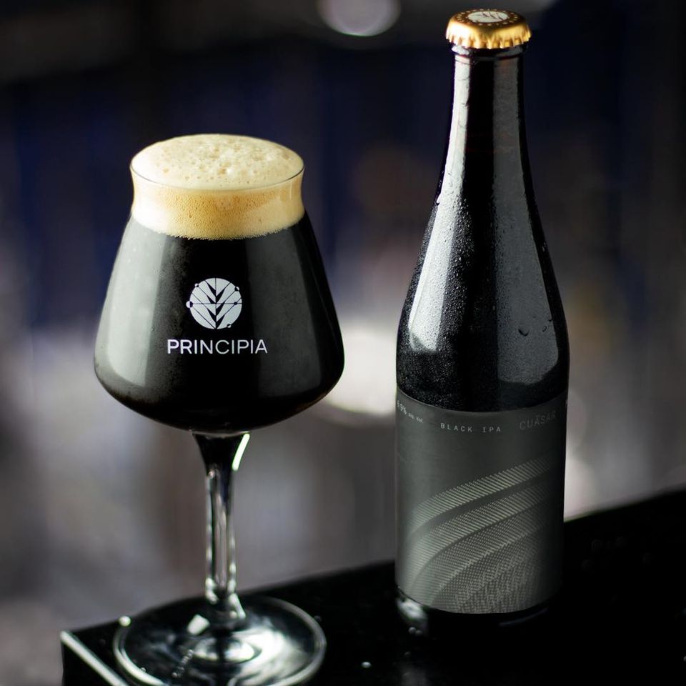 PrincipiaCraft's tweet photo. Descubre el luminoso sabor a naranja, mango, hierba y sutil tostado de Cuásar 3C 47 Black IPA.

Déjate engullir por su exuberante cantidad de lúpulos mosaic y cashmere.

#Cuásar Tan impredecible como su naturaleza. https://t.co/mA9ntbW1Cw