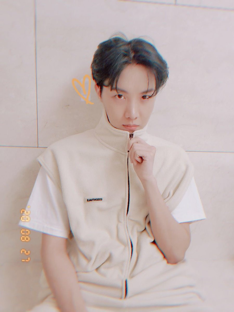 ARMYTEAMID's tweet photo. 『Trans Weverse』 

🐿 : akhir musim panas 🐹🌻

I’m voting for BTS @BTS_twt for Favorite Duo or Group - Pop/Rock at the #AMAs https://t.co/Y93RDzp0D0