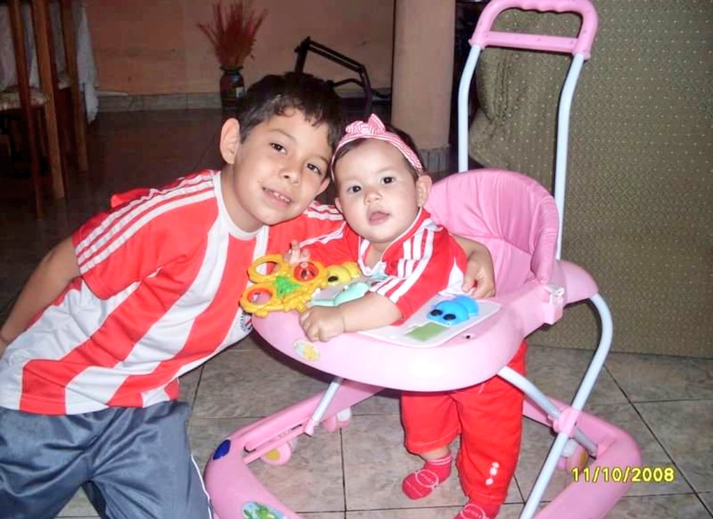 <a href="/TigoParaguay/">Tigo Paraguay</a> <a href="/Albirroja/">Selección Paraguaya</a> Los dueños de mi vida alentando desde siempre 🥰❤🤍

#ThrowbackTigo #ElFutbolNosMueve
<a href="/TigoParaguay/">Tigo Paraguay</a>