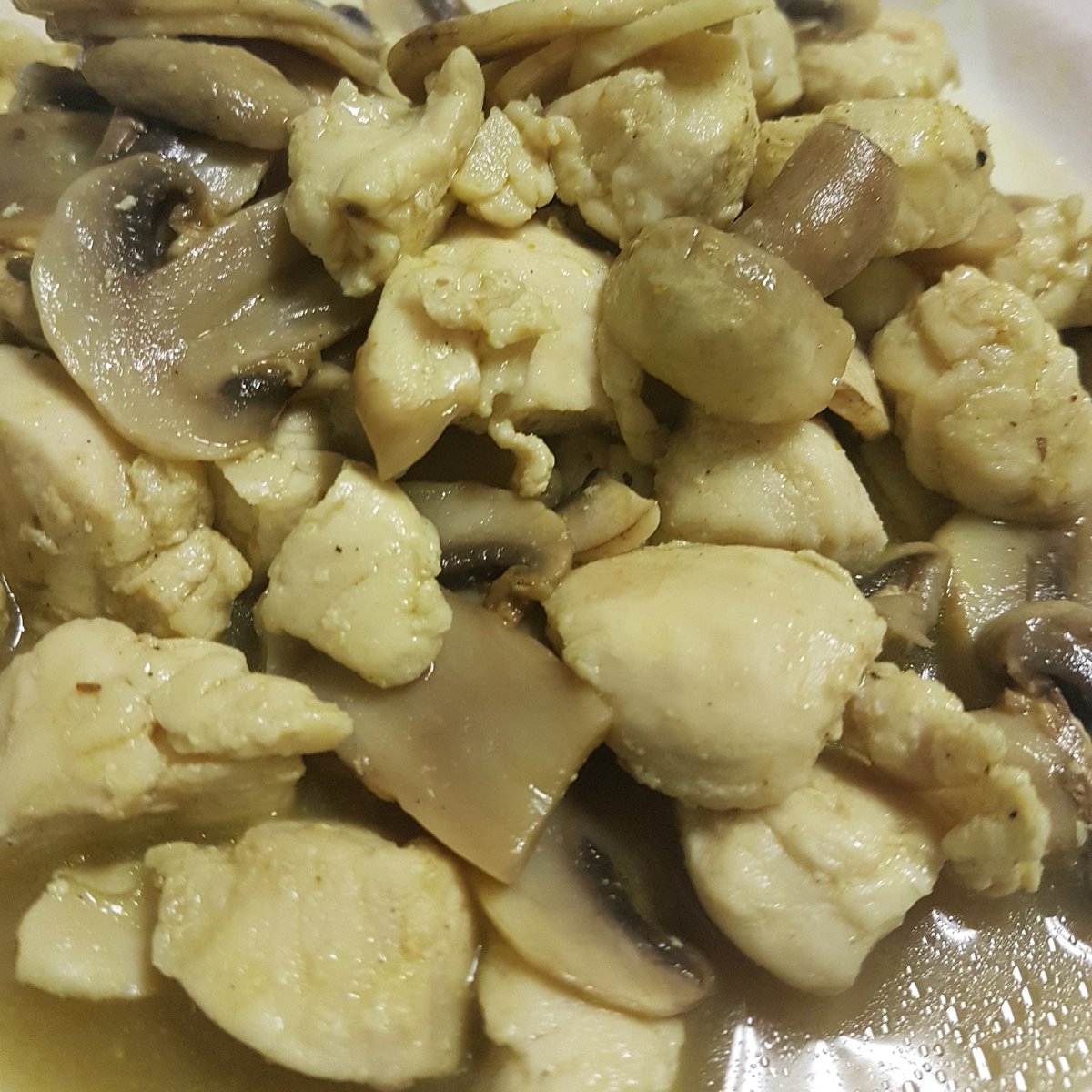 Pollo al curry con champiñones 😍😍 ¿Os animáis?
#pollo #curry #especias #rico #sano #verdura #meat #saludable #sal #comidamediterranea #eat #acomer #buenisimo #buenprovecho #hayqueprobarlo #food #healthy #homecooking #instalike #delicius #instagood #nutritius