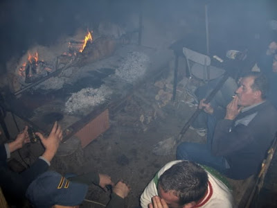  #FolkloreThursday Thread: Serbian/Croatian proverb: "Who doesn't get smoked, doesn't get warm". The proverb simply states the fact that from the moment people started using fires inside roofed dwellings, the inside of these dwellings looked, pretty much permanently, like this: