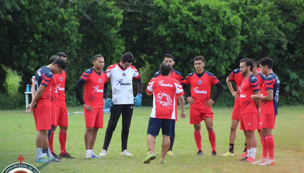 ParaComentarse's tweet photo. Club Veracruzano, Entrenó Pero Siguen sin Pagarles.
Jugadores Toman la Decisión por Profesionalismo.
Ignoran si Viajarán o no Durango para duelo contra @acaxeesoficial. 
@CVFTiburon @SomosBalompie @ParaComentarse 
 https://t.co/tIeLhnq74t  @Miguel_Cancela @borja_german https://t.co/SXMZ1I7agJ