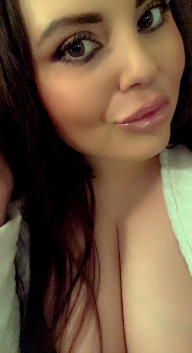 Onlyfansmedia1's tweet photo. This lips will be wrapped around a cock very soon. We can't wait to show you guys the content x #onlyfans #model #lesbian #strapon https://t.co/qjMS40tOfL