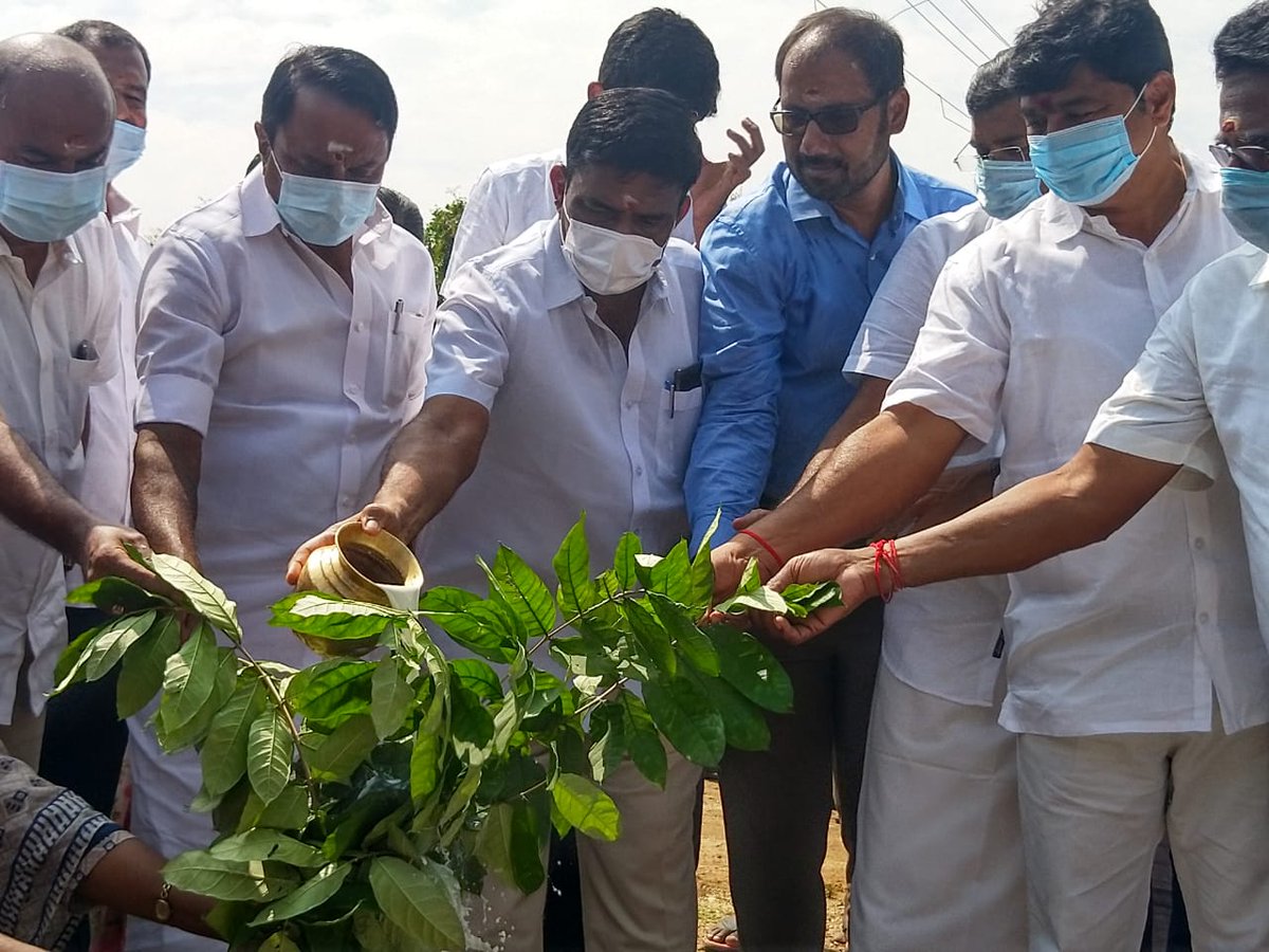 olirumerodu's tweet photo. @CMOTamilNadu @PMOIndia 05.11.20 - 49 வது நீர்நிலையாக 22 ஏக்கர் பரப்பளவில் ஈரோடு செம்மாண்டம் பாளையம் ஏரியை தூர்வாரி ஆழப்படுத்தப்பட உள்ளது. மாண்புமிகு அமைச்சர் திரு. K.A. செங்கோட்டையன் அவர்கள் பணியை துவக்கி வைத்தார். OEF அறங்காவலர்கள் கலந்து கொண்டனர்.திட்ட மதீப்பீடு ரூ. 20 லட்சம். https://t.co/ZIXlLN8TYf