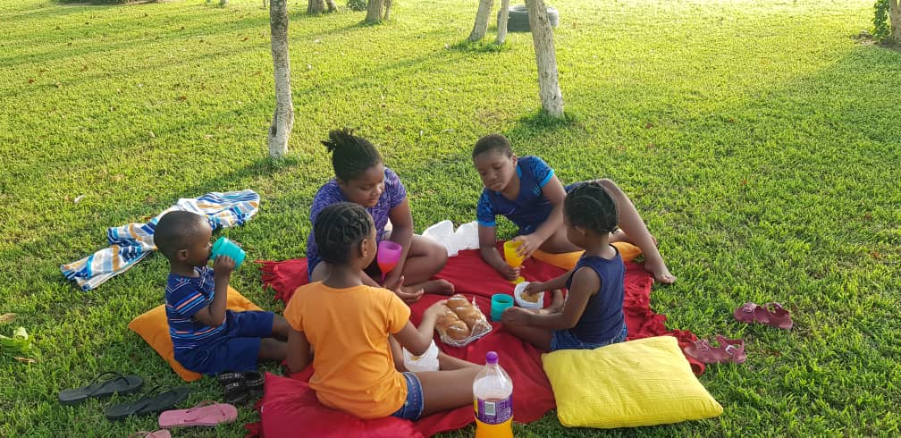 keddy_cyril's tweet photo. @MissGeeKays @Twizza_ZA Picnic with kids https://t.co/0L5y7q13Io
