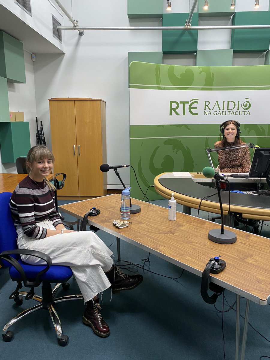 bladhairernag's tweet photo. Mollaí Ní Mhíacháin beo sa stiúideo linn ag plé a blag Stay Sásta! ✨

https://t.co/7silyWWmQK @MollyMeehan5 https://t.co/kyQnYJwLTr