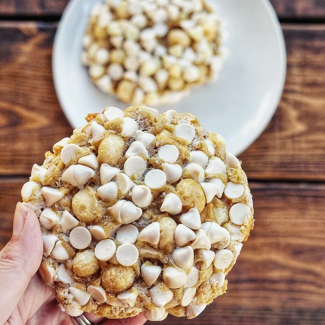 TasteCookSip's tweet photo. We can confirm with 100% certainty the Gideon's Bakehouse White Chocolate Macadamia Nut w/ Homemade Salted Caramel is exactly as described: "Buttery - Crunchy - Sweet - Salty - Perfect."  https://t.co/swOhz1M8o6 #orlandofl https://t.co/rWAAbyno9b