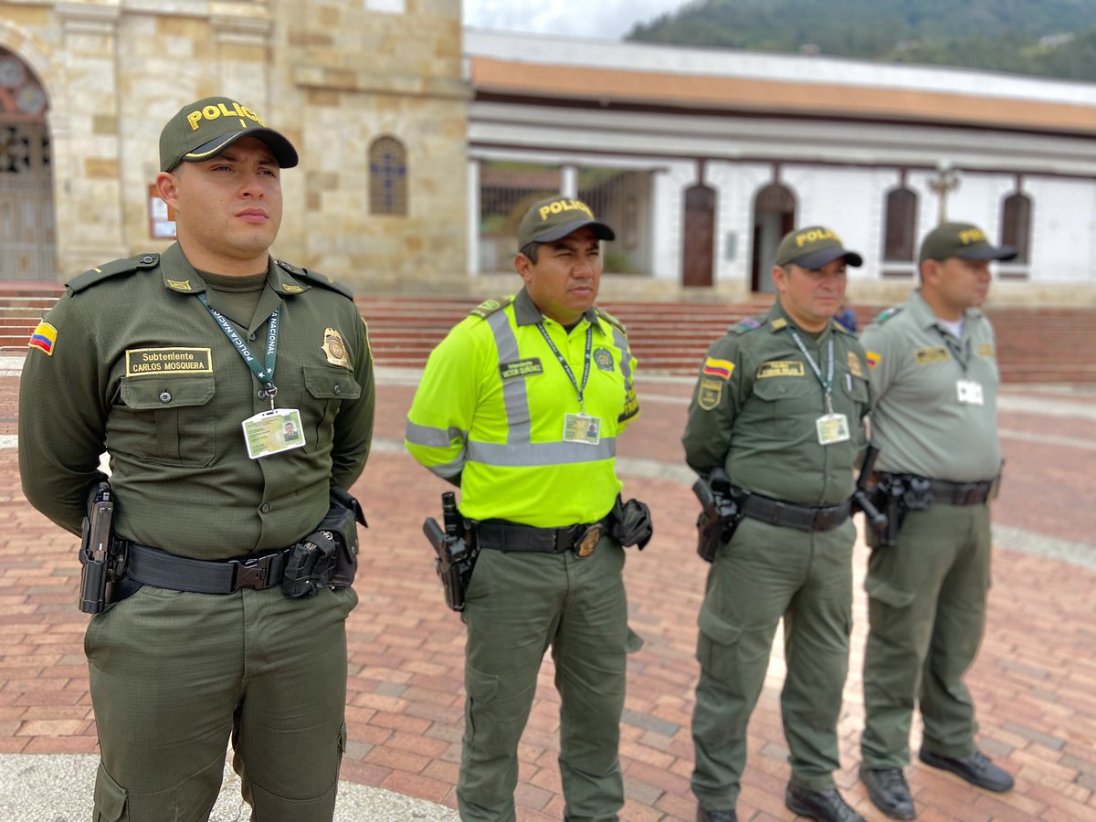 AlcaldiaChoachi's tweet photo. En nuestros mpios los policías son nuestros vecinos, los que saludamos cuando vamos a trabajar, los que nos brindan tranquilidad cuando caminamos por una calle solitaria. Por eso hoy en los 129 años de la @PoliciaColombia los saludamos con cariño.
#PolicíaDeMiPueblo #Gratitud https://t.co/KnpwW9XSId