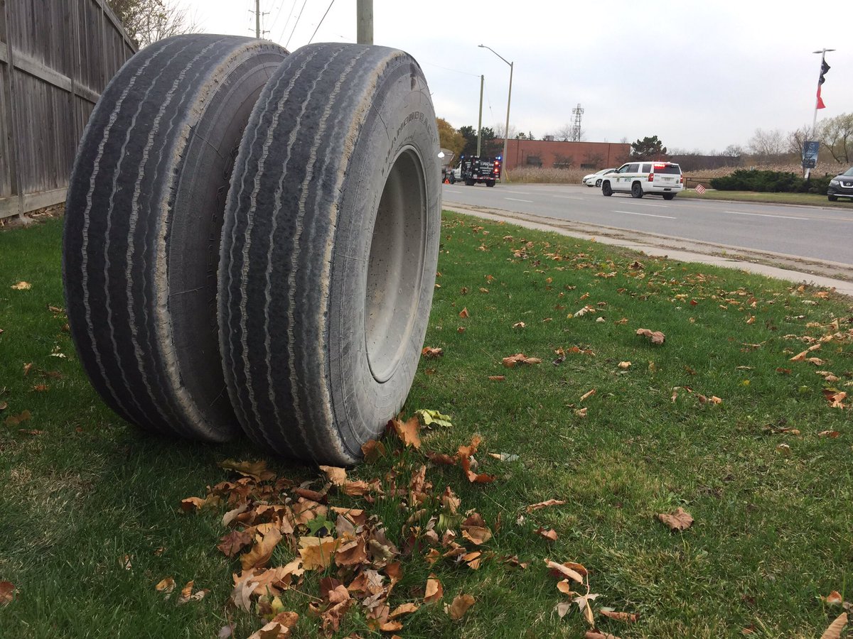 HRPSCMV's tweet photo. Called to @HRPSMiltHH to investigate a wheel off. Prolonged seal/hub leak believed to have caused catastrophic failure. @ONtransport officer laying charges. Wheels, hub, drum did not hit anyone thankfully! #RoadSafety ^CB https://t.co/dwfMs9l4mr