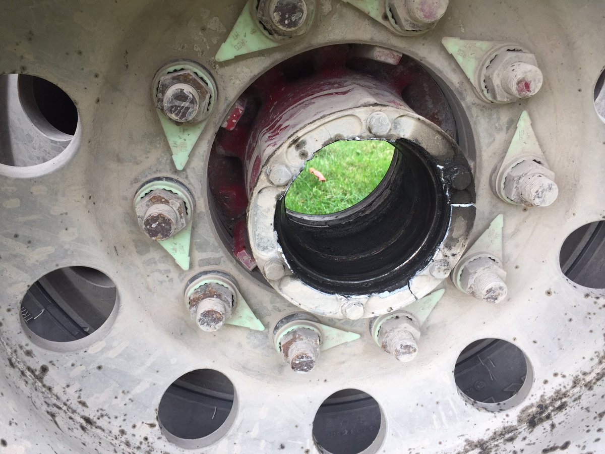 HRPSCMV's tweet photo. Called to @HRPSMiltHH to investigate a wheel off. Prolonged seal/hub leak believed to have caused catastrophic failure. @ONtransport officer laying charges. Wheels, hub, drum did not hit anyone thankfully! #RoadSafety ^CB https://t.co/dwfMs9l4mr