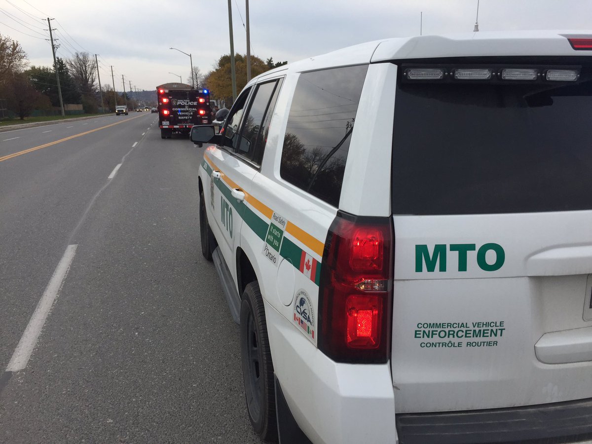 HRPSCMV's tweet photo. Called to @HRPSMiltHH to investigate a wheel off. Prolonged seal/hub leak believed to have caused catastrophic failure. @ONtransport officer laying charges. Wheels, hub, drum did not hit anyone thankfully! #RoadSafety ^CB https://t.co/dwfMs9l4mr