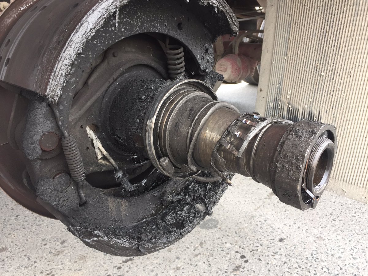 HRPSCMV's tweet photo. Called to @HRPSMiltHH to investigate a wheel off. Prolonged seal/hub leak believed to have caused catastrophic failure. @ONtransport officer laying charges. Wheels, hub, drum did not hit anyone thankfully! #RoadSafety ^CB https://t.co/dwfMs9l4mr