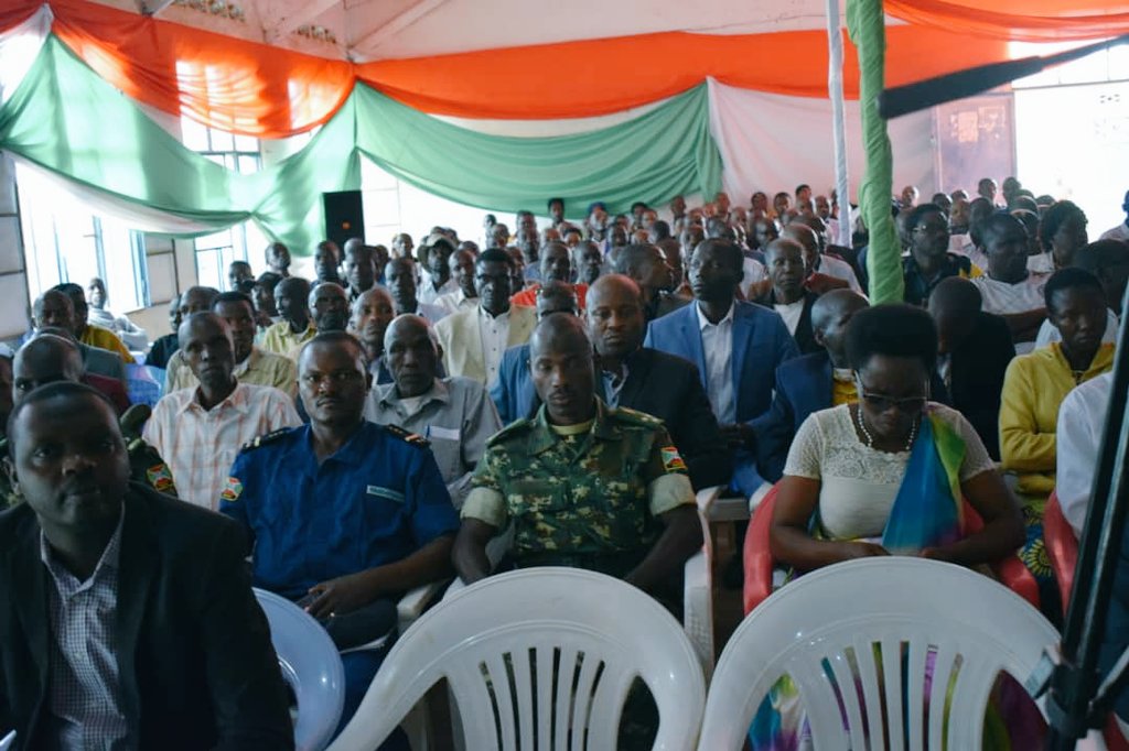 1/n #Burundi Dans son message le Pdt du @burundi_senat a appelé la population de #Mutambu à sauvegarder la paix et la sécurité. En outre, il a invité les éducateurs à conjuguer leurs efforts pour que les enfants aient de bonnes notes au concours et à l’Examen d’Etat