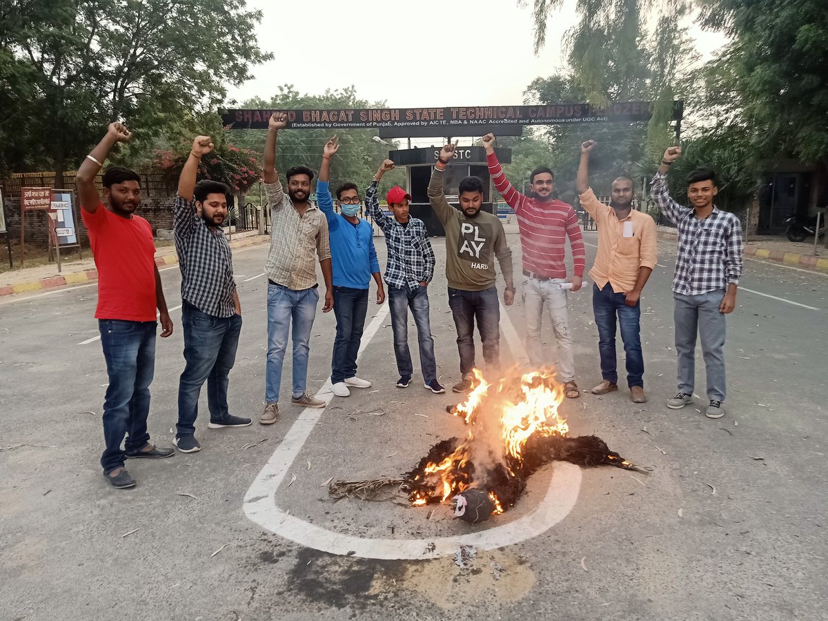 Patel_Ankit7770's tweet photo. अखिल भारतीय विद्यार्थी परिषद फिरोज़पुर इकाई के अंकित सिंह जी ने कहा कि -
जुल्मी जब जब जुल्म करेगा सत्ता के गलियारों से!
चप्पा चप्पा गूंज उठेगा वन्दे मातरम् के नारों से!!
अर्णब गोस्वामी की गिरफ्तारी के विरोध में महाराष्ट्र सरकार का पुतला फूंका।
#ArnabGoswami
#Emergency2020 https://t.co/IDmHxEhXE1