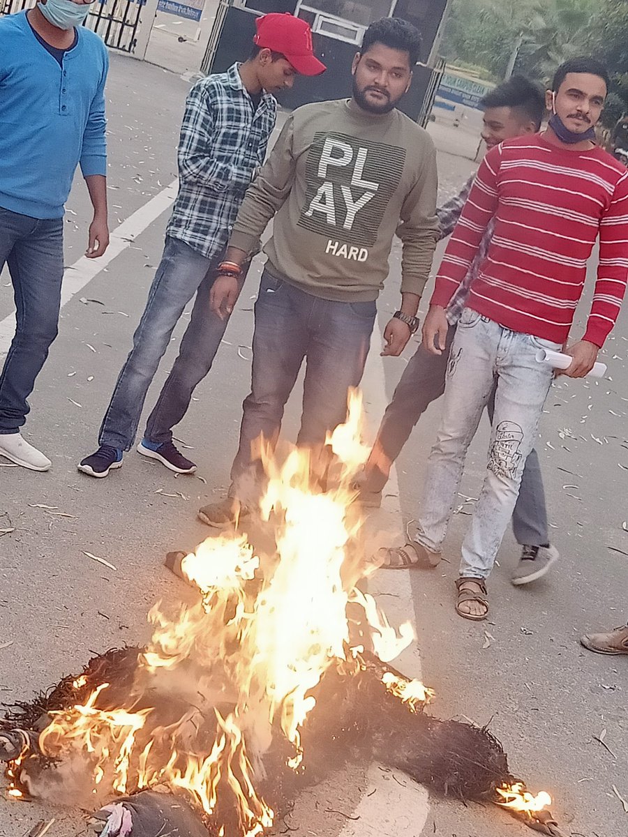 Patel_Ankit7770's tweet photo. अखिल भारतीय विद्यार्थी परिषद फिरोज़पुर इकाई के अंकित सिंह जी ने कहा कि -
जुल्मी जब जब जुल्म करेगा सत्ता के गलियारों से!
चप्पा चप्पा गूंज उठेगा वन्दे मातरम् के नारों से!!
अर्णब गोस्वामी की गिरफ्तारी के विरोध में महाराष्ट्र सरकार का पुतला फूंका।
#ArnabGoswami
#Emergency2020 https://t.co/IDmHxEhXE1