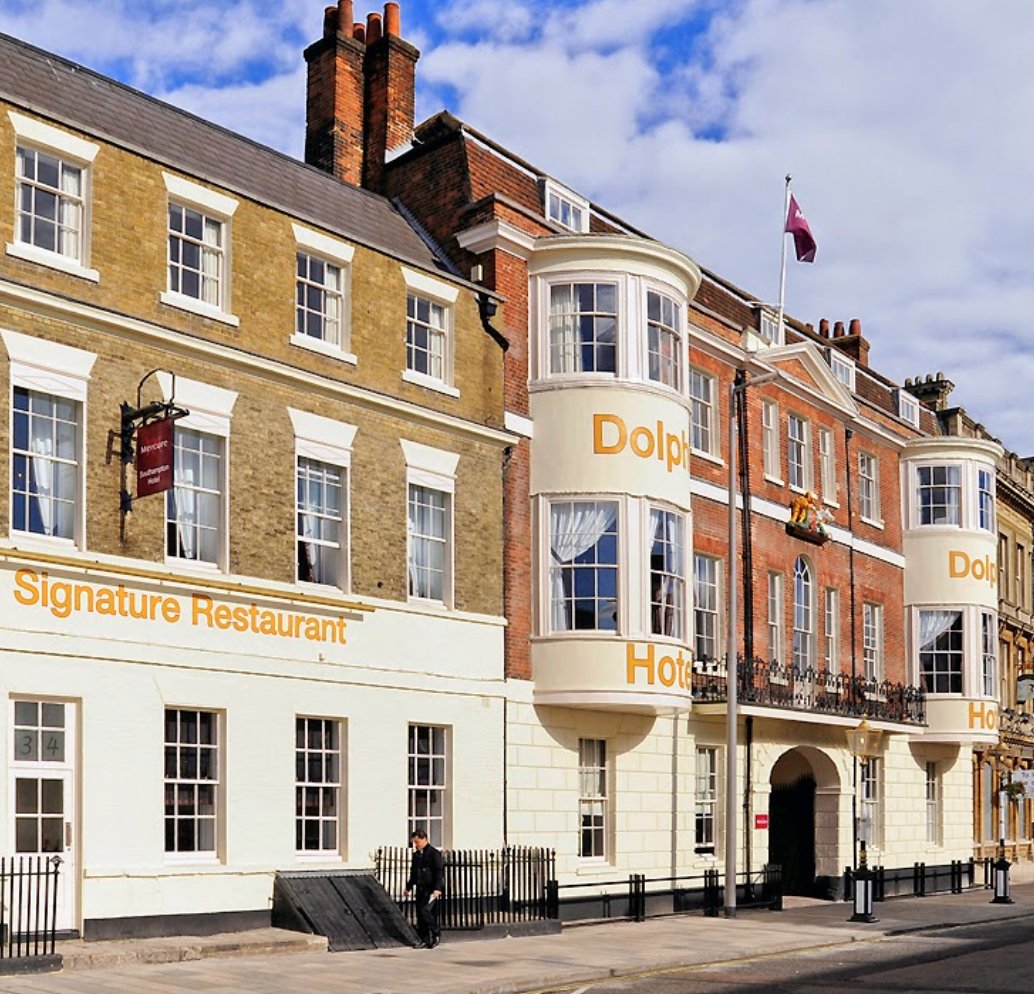 SouthamptonHA's tweet photo. Thank you to all the key workers โญ๏ธ
@MercureDolphin is open for key workers and essential travel and offer a continental style grab n go breakfast.#keyworkeraccommodation #Southampton https://t.co/vOqZw9LYXi